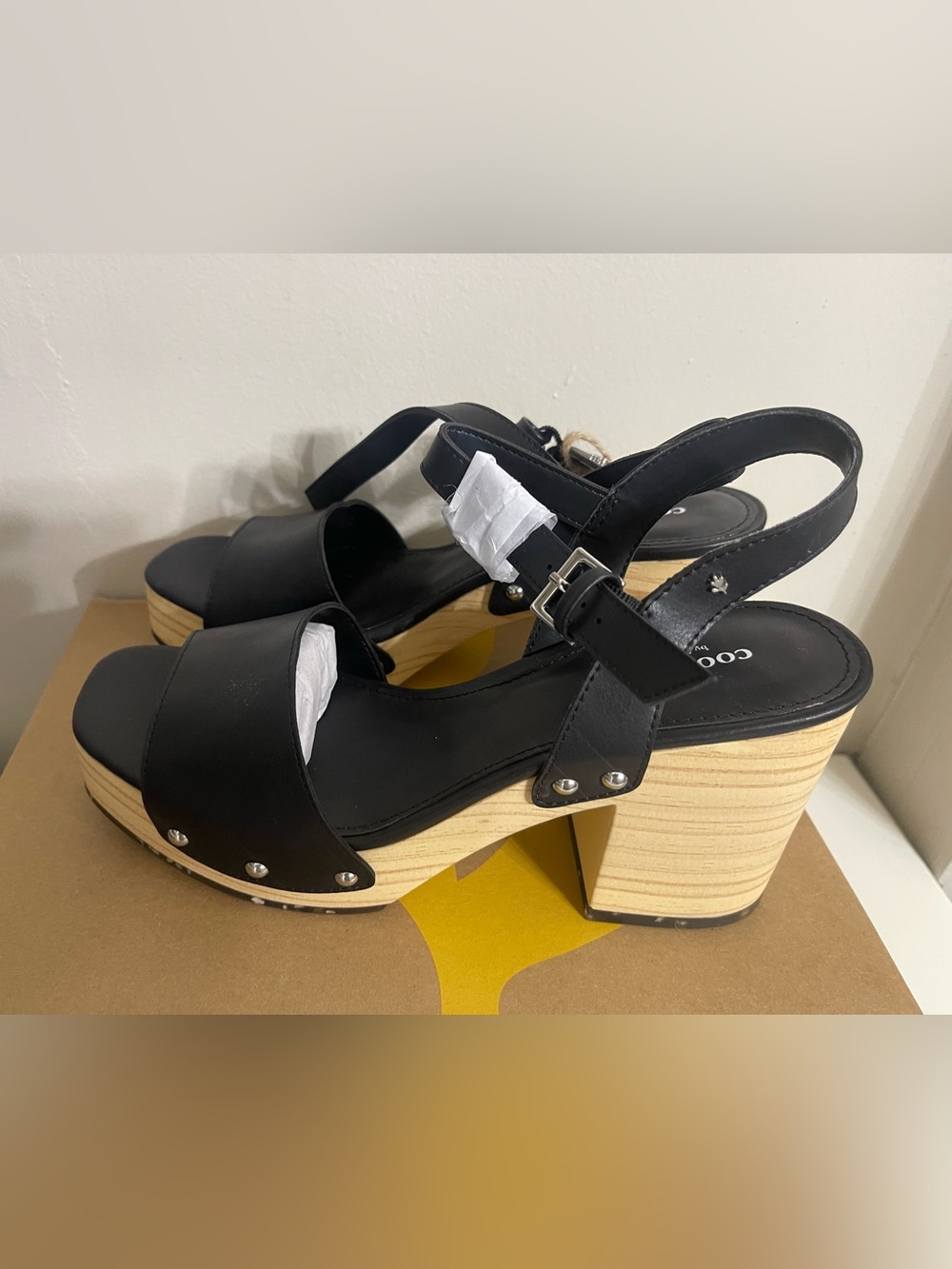 NWT Steve Madden Black Platform Sandals with Stud Detail Size 8